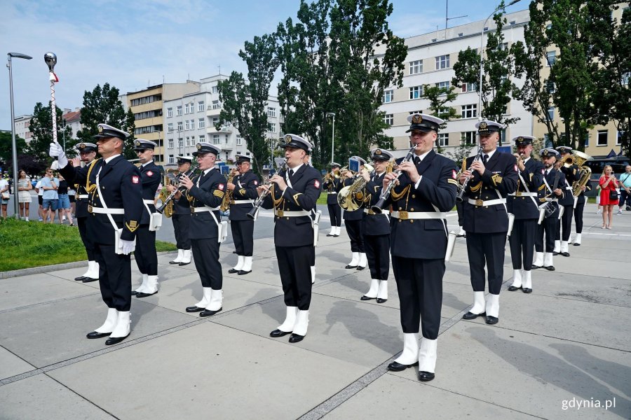 Orkiestra Reprezentacyjna Marynarki Wojennej RP grająca podczas uroczystości z okazji 82. rocznicy wybuchu powstania warszawskiego