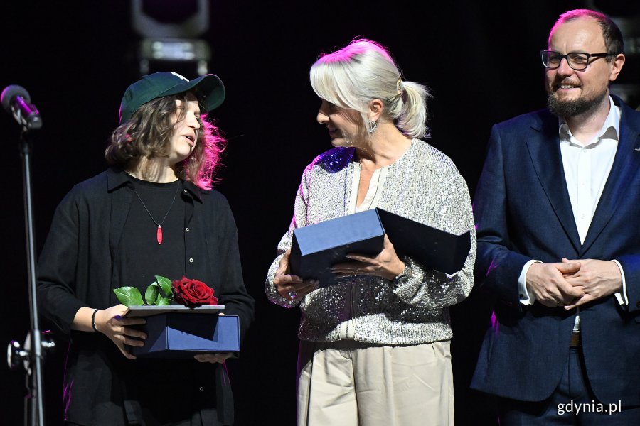 Na scenie Hania Derej, Magdalena Marszałkowska, dyrektor marketingu Energa SA oraz Mariusz Bzdęga, dyrektor zarządzającego ds. kultury i aktywności społecznej