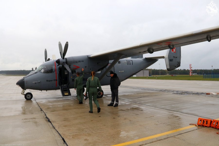 Akcja transportu serca do przeszczepu na lotnisku w Babich Dołach, fot. kmdr ppor. Marcin Braszak / www.blmw.wp.mil.pl