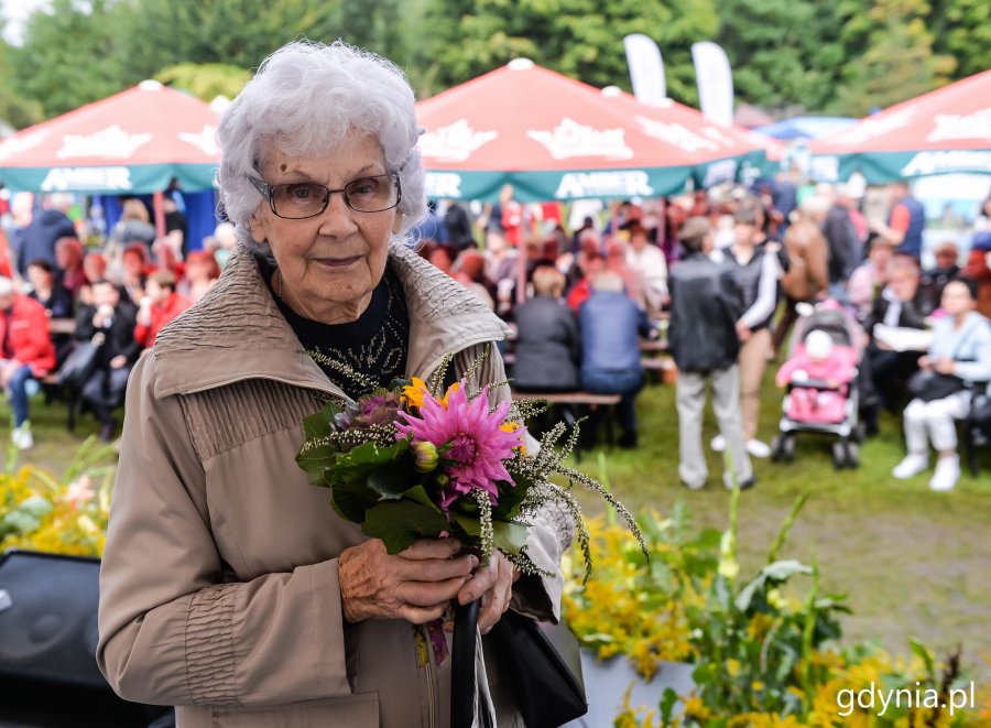 Laureaci konkursu "Gdynia w Kwiatach" odebrali z rąk przewodniczącej Rady Miasta Joanny Zielińskiej nagrody i wyróżnienia // fot. Przemysła Świderski