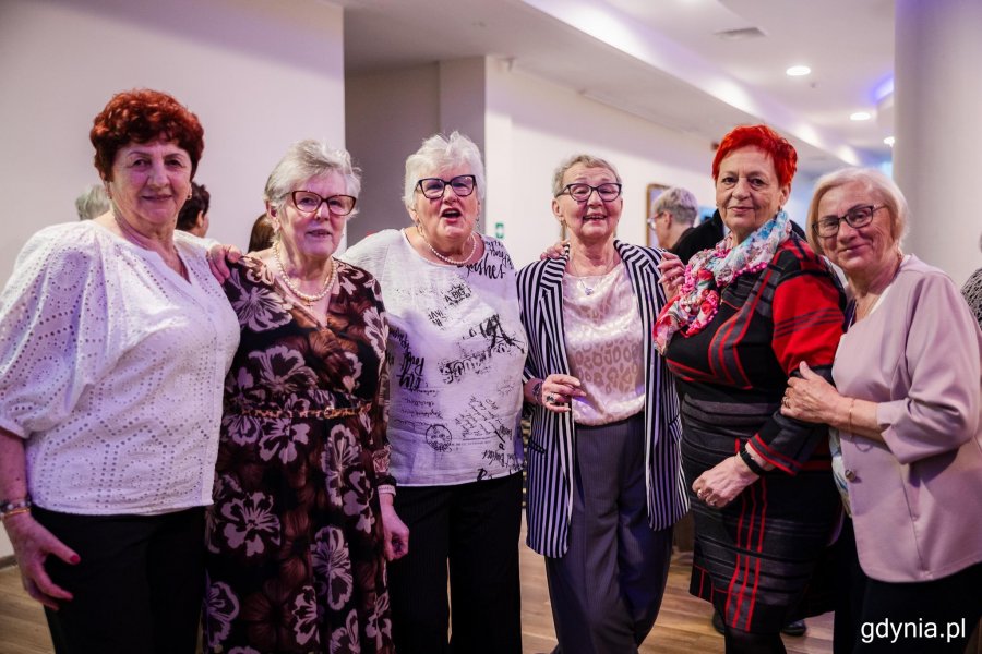 Seniorzy pozują do zdjęcia