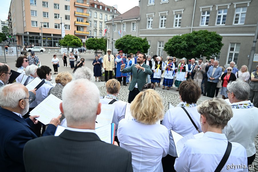 Grupa ludzi pod pomnikiem