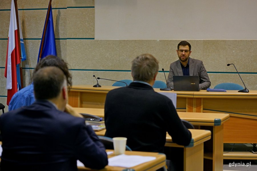 Mec. Marcin Zawisza – przewodniczący rady i koordynator radców prawnych w Urzędzie Miasta Gdyni podczas drugiego posiedzenia Rady ds. Mężczyzn w Gdyni 