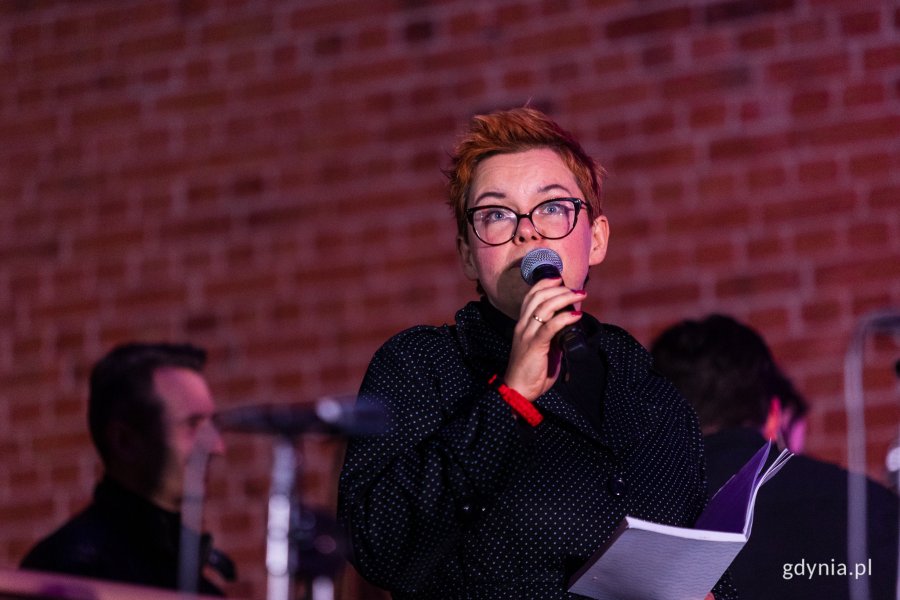 Joanna Knitter - prowadząca wydarzenie podczas Zaduszek Jazzowych w kościele oo. Franciszkanów // fot. Karol Stańczak
