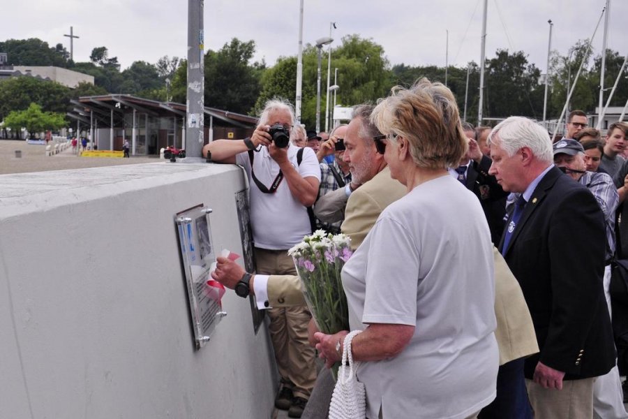 Prezydent Gdyni Wojciech Szczurek: - W Alei Żeglarstwa Polskiego uroczyście odsłoniliśmy tablicę upamiętniającą członków pierwszej załogi „Copernicusa”, fot. Michał Kowalski.