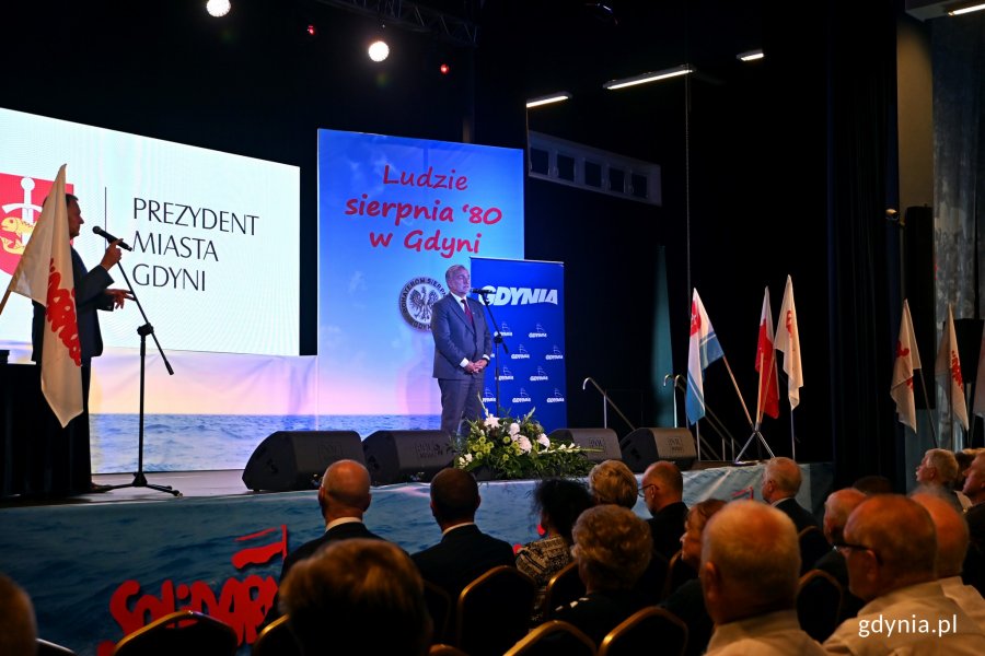 Prezydent Wojciech Szczurek podczas uroczystości w sali koncertowej Zarządu Morskiego Portu Gdynia // fot. Magdalena Czernek