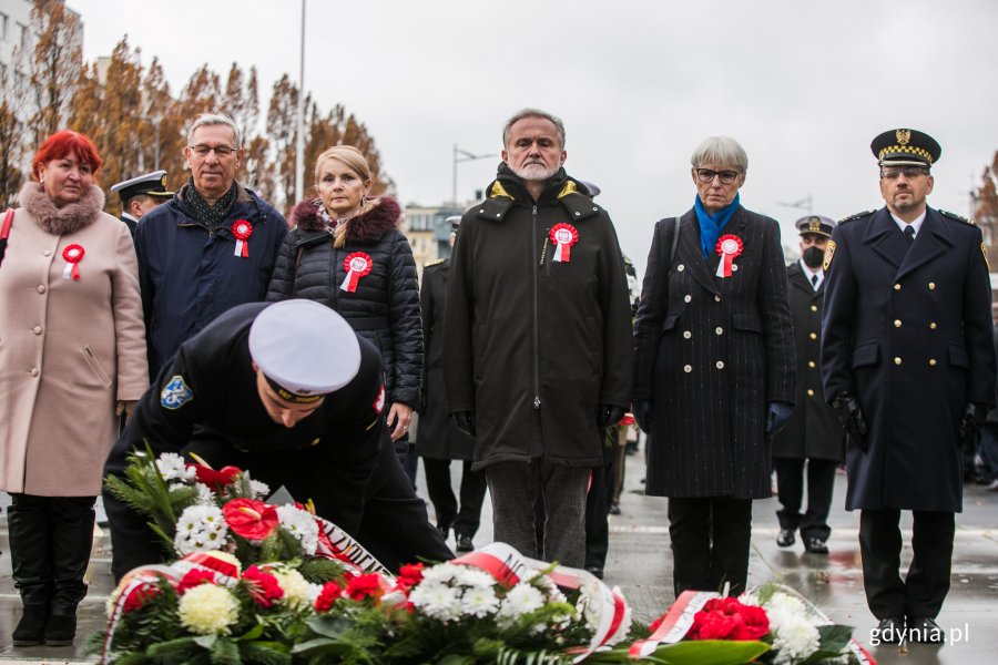 Przedstawiciele gdyńskiego samorządu składają kwiaty przed Pomnikiem Polski Morskiej. Od prawej: Andrzej Bień - komendant Straży Miejskiej w Gdyni, Joanna Zielińska - przewodnicząca Rady Miasta, prezydent Wojciech Szczurek oraz radni: Elżbieta Sierżęga, Zenon Roda i Danuta Styk // fot. Karol Stańczak