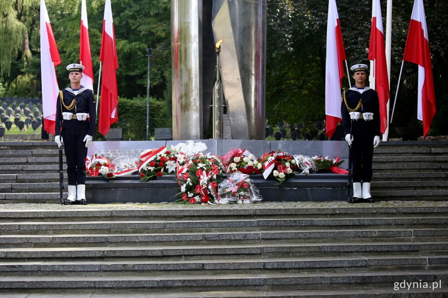 Posterunek honorowy przed pomnikiem Obrońców Wybrzeża na Cmentarzu Wojennym w Redłowie // fot. Przemysław Kozłowski