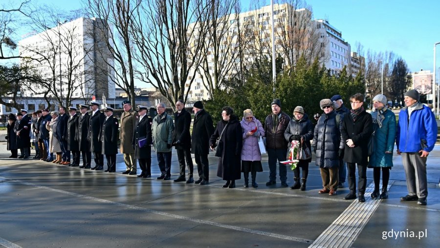 Uczestnicy uroczystości z okazji 81. rocznicy utworzenia Armii Krajowej, które odbyły się na skwerze Kościuszki // fot. Magdalena Czernek