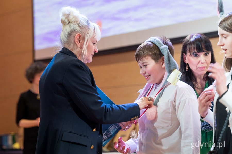 Nagrody laureatom wręcza Iwona Tanewska, naczelniczka Wydziału Edukacji