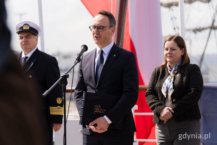 Na zdjęciu od lewej: rektor Uniwersytetu Morskiego w Gdyni, prof. dr hab. inż. kpt. ż.w. Adam Weintrit, minister Infrastruktury Dariusz Klimczak, prezydent Gdyni Aleksandra Kosiorek (fot. Paweł Budziński) 