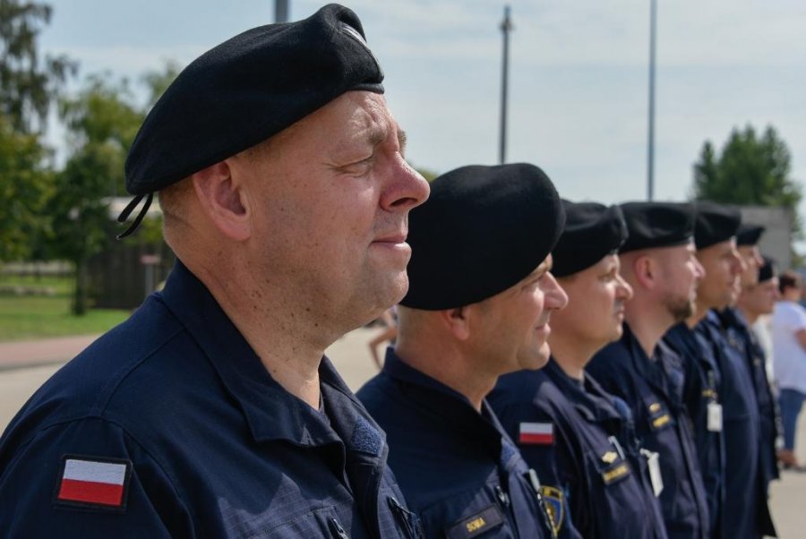 Załogę na nabrzeżu żegnały rodziny, fot. materiały prasowe