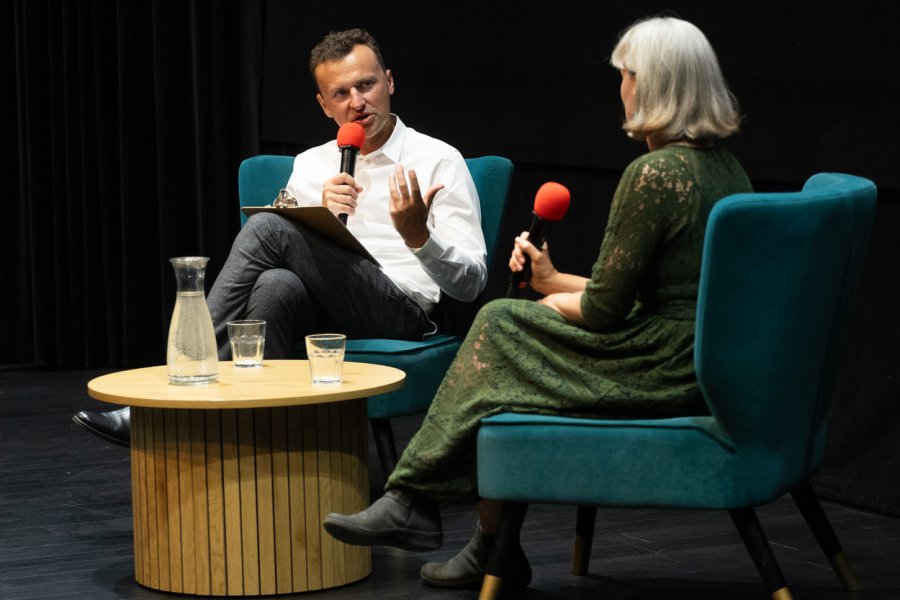 Spotkanie z producentką filmu „Ostatnia wyprawa” Moniką Braid. Prowadzi je Przemek Rydzewski, koordynator Millennium Docs Against Gravity Gdynia. Fot. Anna Rezulak