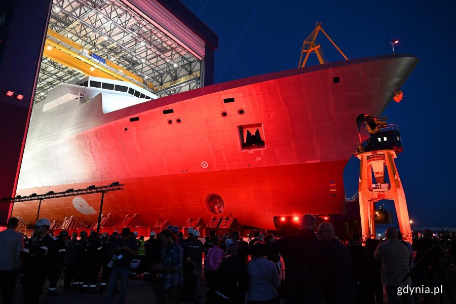 Roll-out Wichra.  Kadłub pierwszego &bdquo;Miecznika&rdquo; opuścił Halę Kadłubową w PGZ Stoczni Wojennej. (fot. Michał Puszczewicz/gdynia.pl)