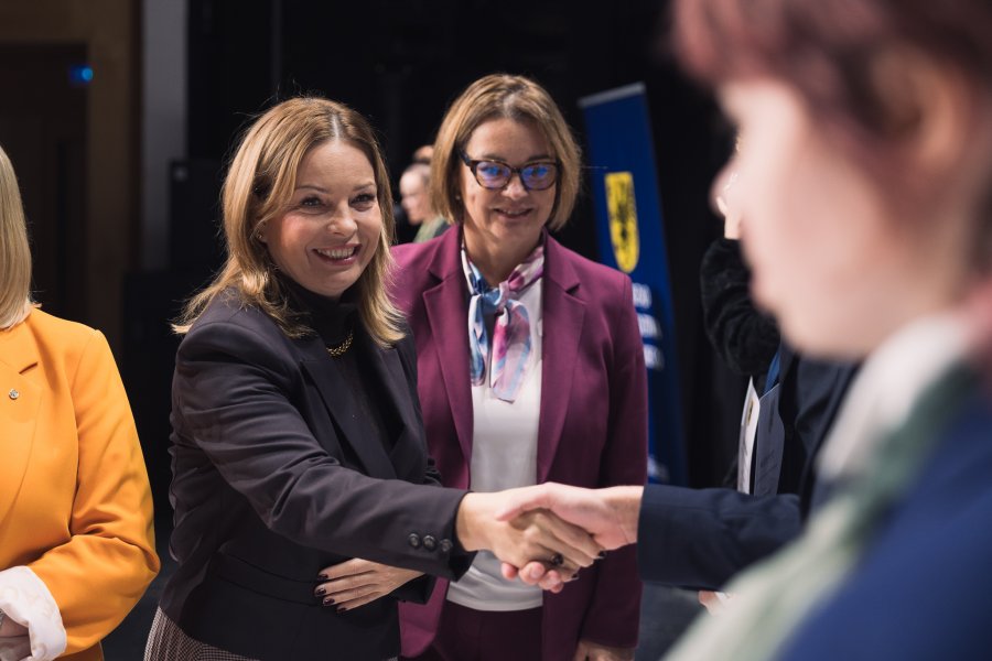 Wiceprezydentka Oktawia Gorzeńska gratuluje nagrodzonym stypendystom