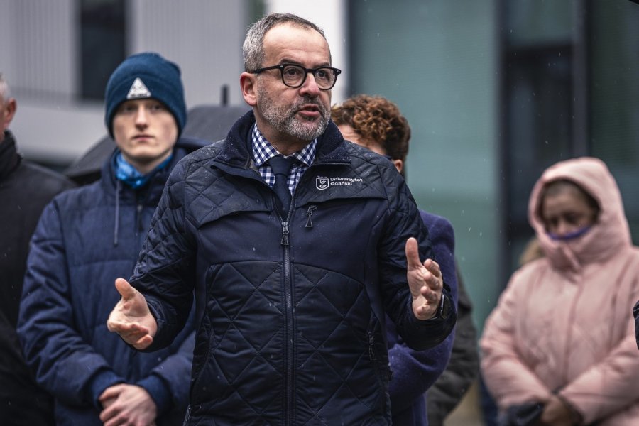  prof. Piotr Stepnowski - rektor Uniwersytetu Gdańskiego podczas uroczystości ku czci ofiar strzelaniny na praskim uniwersytecie, która odbyła się na placu im. prof. Andrzeja Ceynowy na kampusie Uniwersytetu Gdańskiego