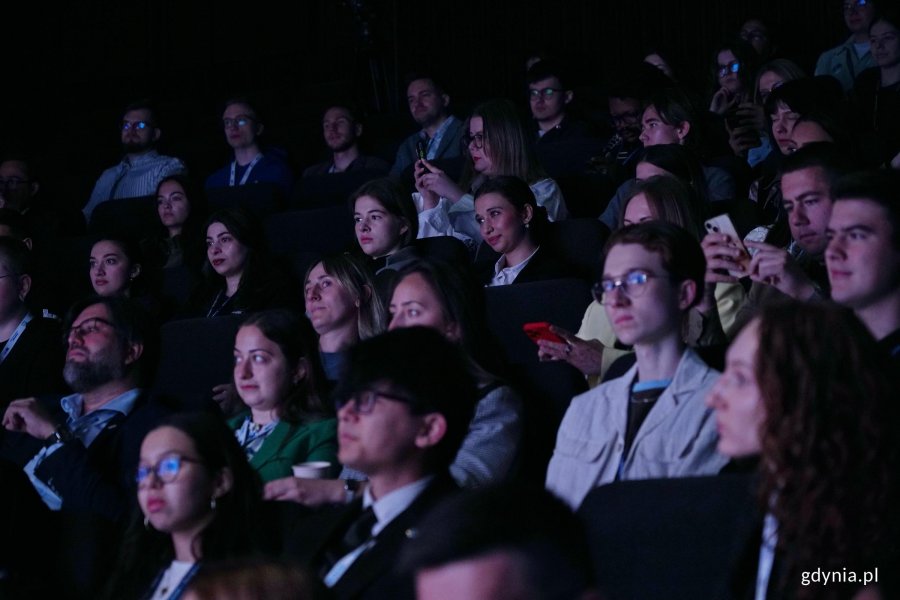 Uczestnicy Europejskiego Forum Młodych Lider&oacute;w podczas ceremonii otwarcia w Gdyńskim Centrum Filmowym 