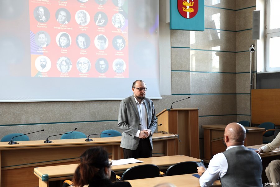 Mariusz Bzdęga, dyrektor zarządzający ds. kultury i aktywności mieszkańc&oacute;w oraz przewodniczący GRK podczas spotkania w magistracie