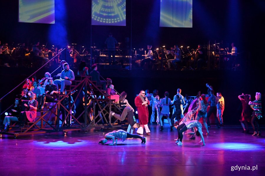 Zdjęcie z próby „Koncertu Sylwestrowego” w Teatrze Muzycznym w Gdyni. Scena zbiorowa // fot. Magdalena Czernek