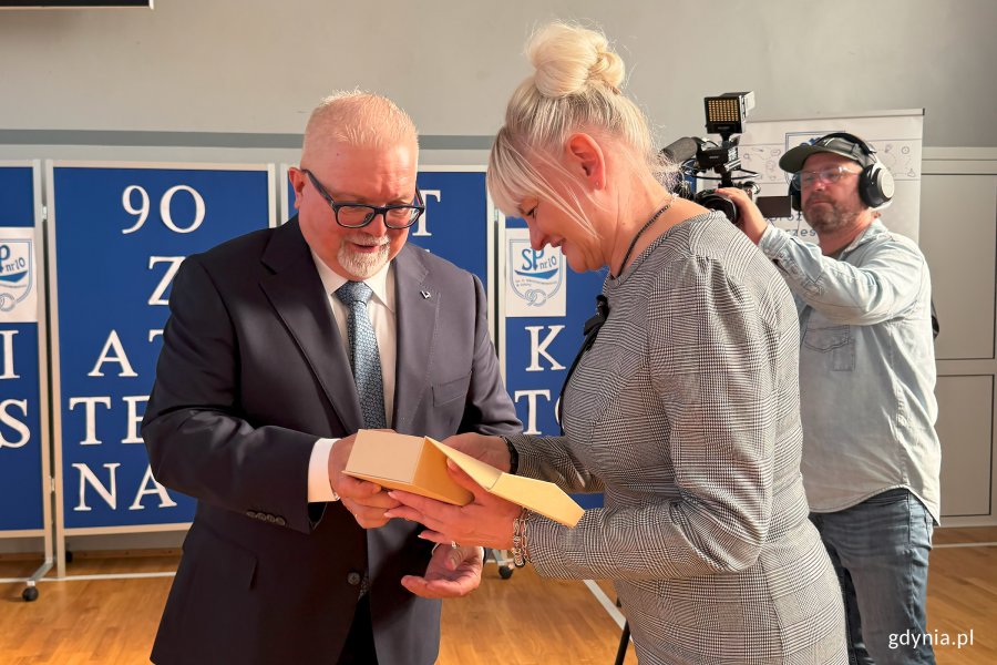 Ludzie podczas uroczystości jubileuszu 90-lecia SP 10 w Gdyni