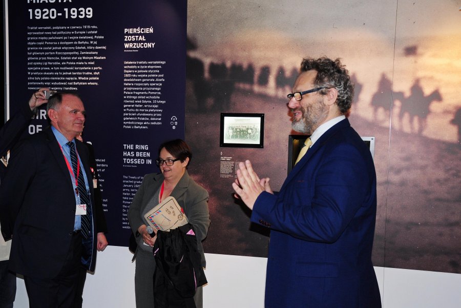 Jacek Fridrich – dyrektor Muzeum Miasta Gdyni z prawej opowiada o wystawie stałej Muzuem Miasta Gdyni wiceministrowi Kultury Słowacji Ivanowi Sečíkowi, fot. Michał Kowalski