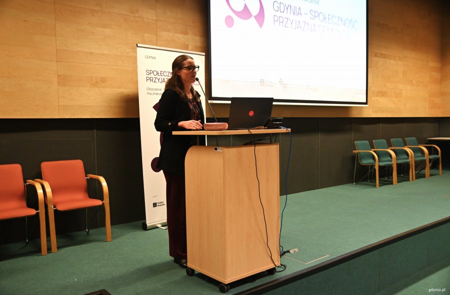 Kobieta z mikrofonem na scenie