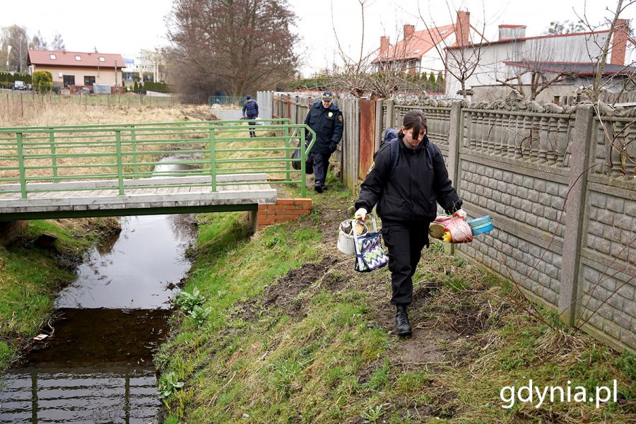 Strażnicy miejscy podczas sprzątania terenu wokół Źródła Marii w ramach akcji „Godzina dla Ziemi WWF”