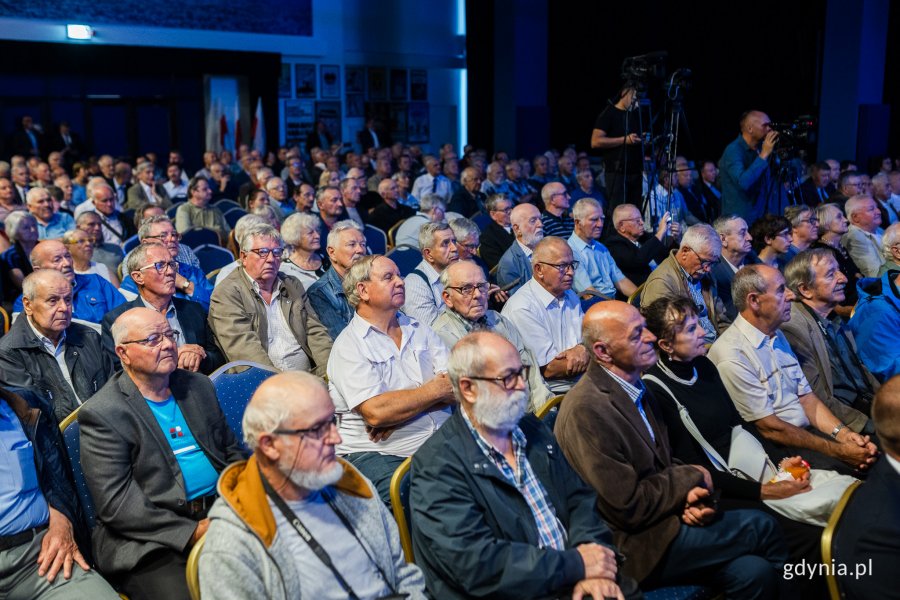 Uczestnicy uroczystości z okazji 43. rocznicy strajków sierpniowych i podpisania porozumień sierpniowych zgromadzeni w sali koncertowej Zarządu Morskiego Portu Gdynia // fot. Karol Stańczak