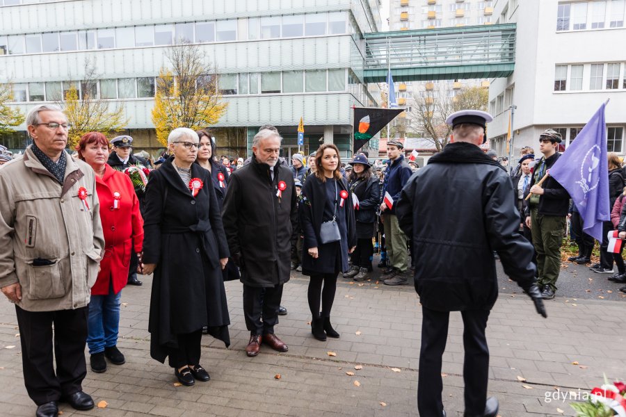 Od prawej: radna Gdyni Anna Szpajer, prezydent Gdyni Wojciech Szczurek, radna Gdyni Anna Myszka, Joanna Zielińska - przewodnicząca Rady Miasta Gdyni oraz radni Danuta Styk i Zenon Roda zlożyli kwiaty przed pomnikiem marszałka Józefa Piłsudskiego z okazji Narodowego Święta Niepodległości// fot. Karol Stańczak