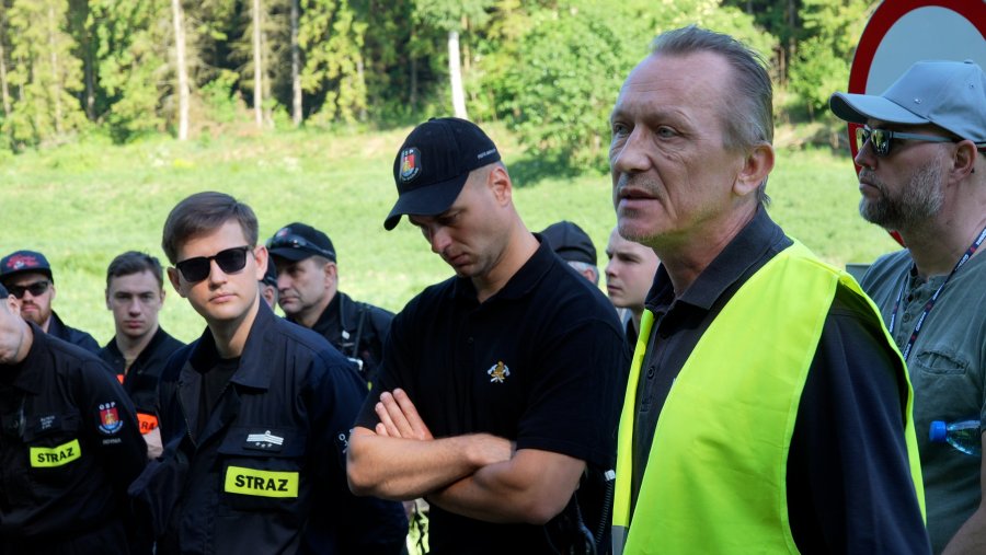 na zdjęciu człowiek w odblaskowej kamizelce