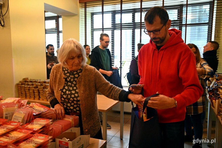 W akcję pakowania świątecznych paczek dla osób samotnych i potrzebujących zaangażował się m.in. radny Lechosław Dzierżak (po prawej)