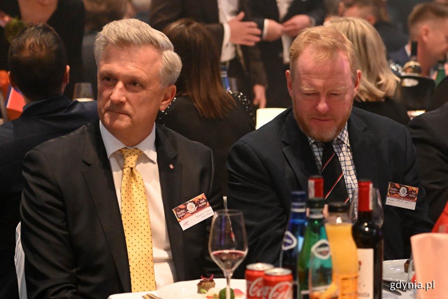 Przy stoliku (od lewej): Sławomir Kalicki, lider Forum Gospodarki Morskiej, prezes zarządu Grupy Firm Inter Marine i admirał Rex Cox