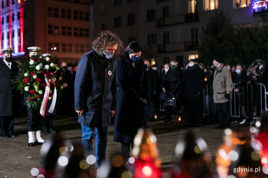 Kwiaty i hołd ofiarom Grudnia '70 przed pomnikiem na placu Wolnej Polski złożyli: Aleksandra Dulkiewicz - prezydent Gdańska oraz Jacek Karnowski - prezydent Sopotu // fot. Karol Stańczak