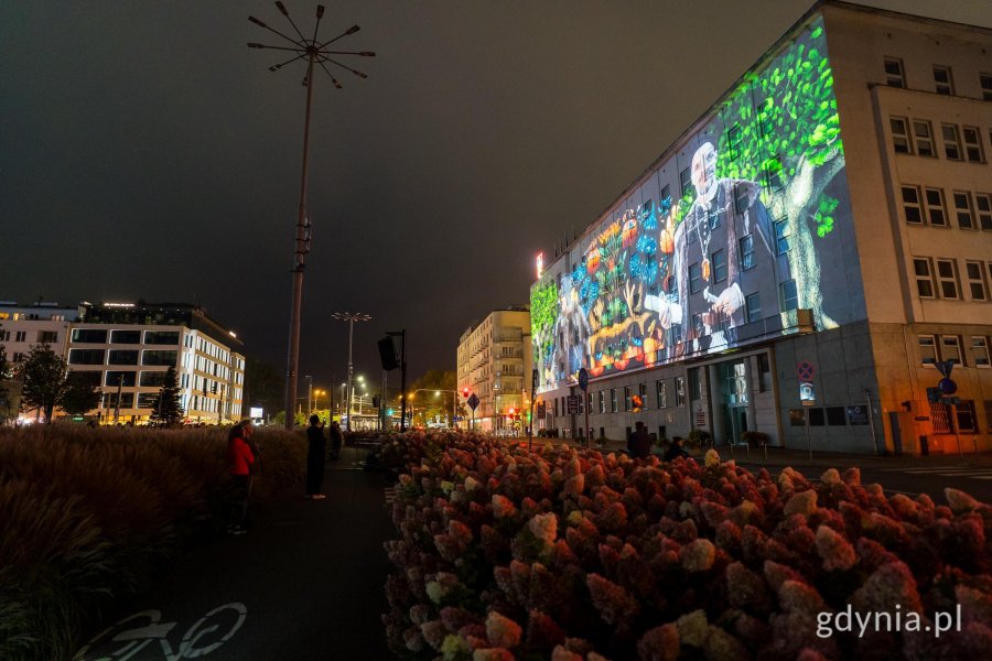 &bdquo;Zaczęło się  od morza. Baśniowa opowieść o Gdyni&rdquo;, video mapping na fasadzie urzędu miasta i widzowie