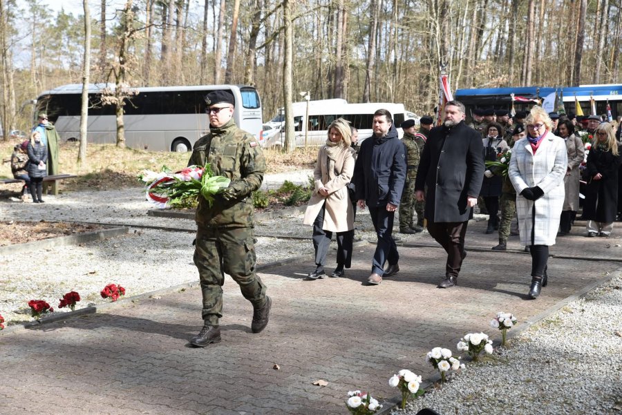 Na zdjęciu (od lewej): radna Monika Strzałkowska, wiceprezydent Maciej Zielonka, przewodniczący Rady Miasta Tadeusz Szemiot, radna Teresa Bysewska (fot. Kacper Cieszyński)
