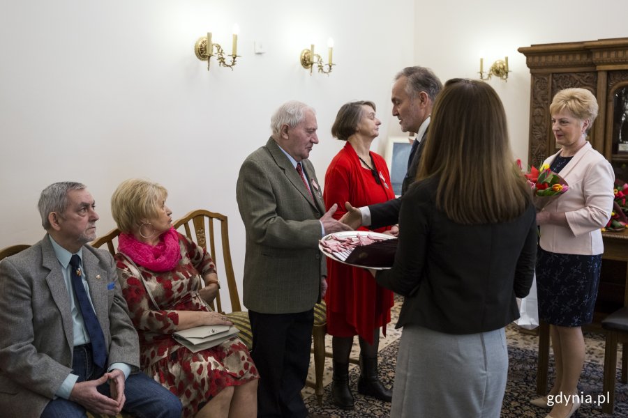 Pamiątkowe Medale za Długoletnie Pożycie Małżeńskie z rąk prezydenta Wojciecha Szczurka odebrały pary obchodzące Złote Gody, na zdjęciu: prezydent Wojciech Szczurek, fot. Przemysław Kozłowski