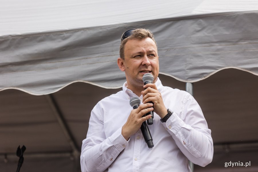 Kordian Kulaszewicz – prezes Fundacji Adaptacja na scenie podczas festyny międzypokoleniowego w parku Kilońskim // fot. Karol Stańczak