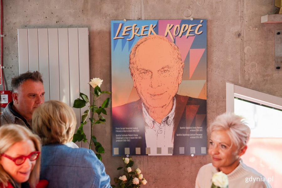 Odsłonięcie tablicy upamiętniającej Leszka Kopcia w Gdyńskim Centrum Filmowym (fot. Karol Stańczak)