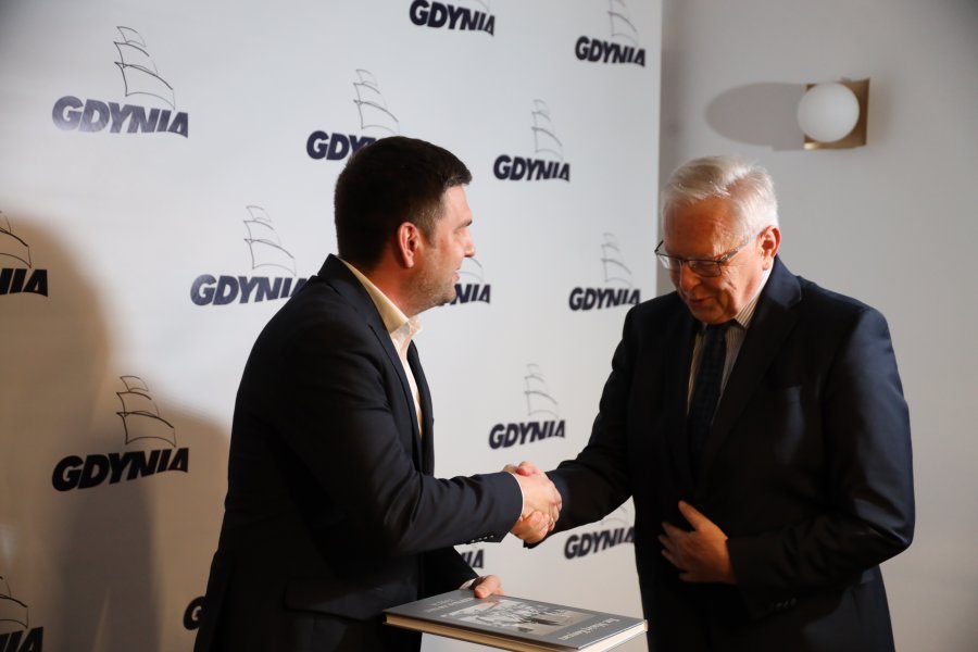 Wiceprezydent Gdyni Maciej Zielonka wręcza wyróżnienie dla wieloletniego przyjaciela konkursu Tadeusza Palmowskiego 