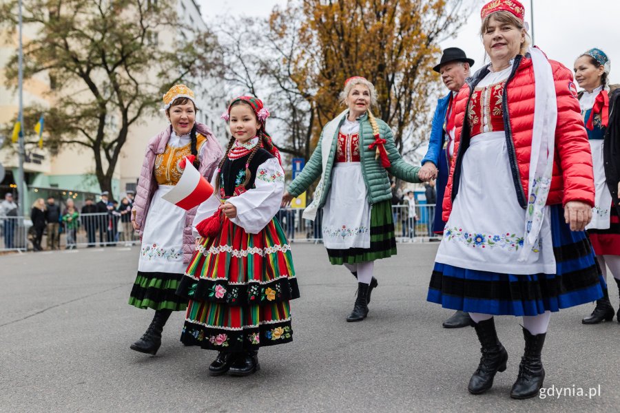 Uczestnicy parady z okazji Narodowego Święta Niepodległości w strojach ludowych // fot. Karol Stańczak