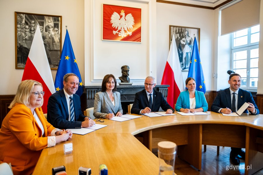 Podpisanie listu intencyjnego w Pomorskim Urzędzie Wojewódzkim – drugi od lewej Mieczysław Struk – marszałek województwa pomorskiego, następnie Emil Rojek - wicewojewoda pomorski, Mariola Zmudzińska - wójt gminy Żukowo, Bogdan Łapa - starosta kartuski, Aleksandra Kosiorek - prezydent Gdyni, Piotr Borawski - zastępca prezydent Gdańska (fot. Kamil Złoch)