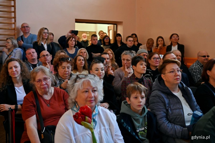 Uczestnicy uroczystości z okazji jubileuszu 40-lecia Szkoły Podstawowej nr 49 dla Dzieci Niedosłyszących zgromadzeni w sali gimnastycznej 