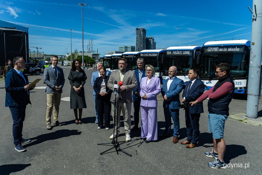 Głos zabiera Tadeusz Szemiot. Przekazanie nowych autobus&oacute;w elektrycznych Solaris Urbino 18 Electric na Molo Południowym w Gdyni (fot. Kamil Złoch)