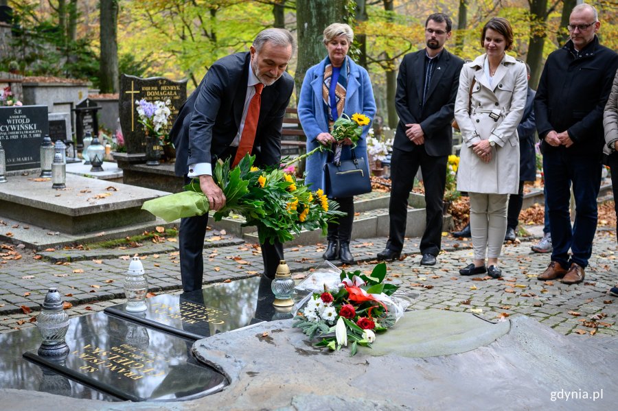 Prezydent Gdyni Wojciech Szczurek składa kwiaty na grobie Franciszki Cegielskiej // fot. Dawid Linkowski