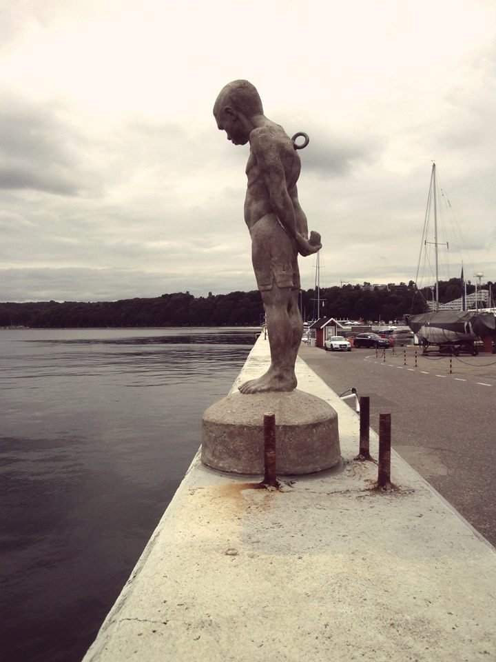 Pierwsza z prac TEWU, zamyślony chłopiec spoglądający ze Skweru Kościuszki w morze. Fot. TEWU