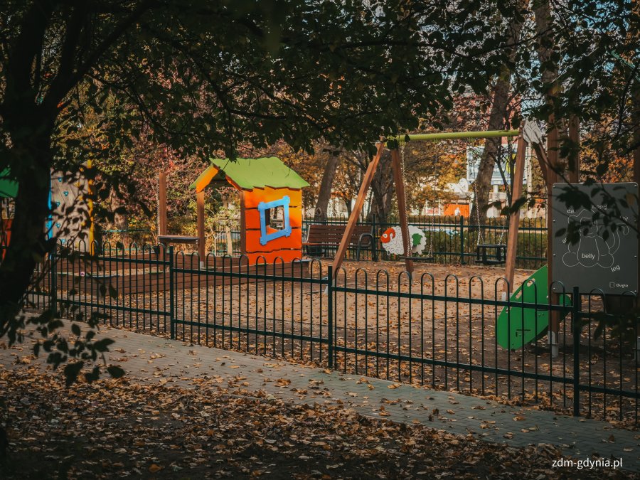 Domek i huśtawki (fot. Marcin Mielewski, Zarząd Dr&oacute;g Miejskich)