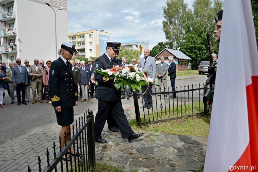 Przy samolocie TS-8 Bies na Babich Dołach złożono kwiaty z okazji Święta Lotnictwa Polskiego // fot. Paweł Kukla