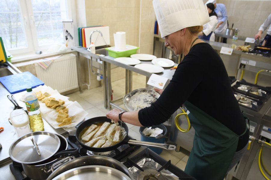 Akcja  „Pomaganie przez gotowanie" w Technikum Gastronomicznym w Gdyni, fot. Jan Ziarnicki