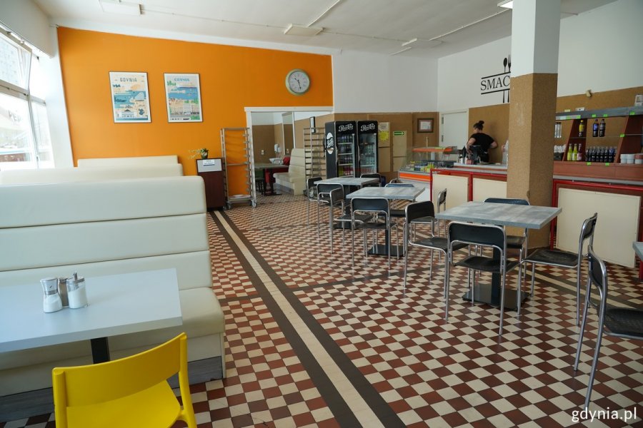 Bar mleczny „Smakosz” w środku: stoliki i kanapy