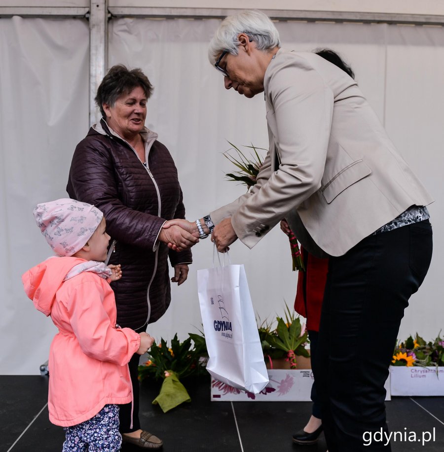 Laureaci konkursu "Gdynia w Kwiatach" odebrali z rąk przewodniczącej Rady Miasta Joanny Zielińskiej nagrody i wyróżnienia // fot. Przemysła Świderski